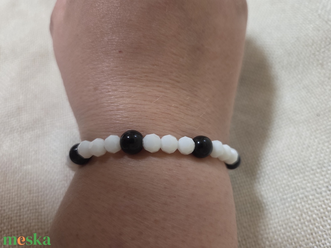Fehér és fekete gyöngyből készült karkötő  - ékszer - karkötő - gyöngyös karkötő - Meska.hu