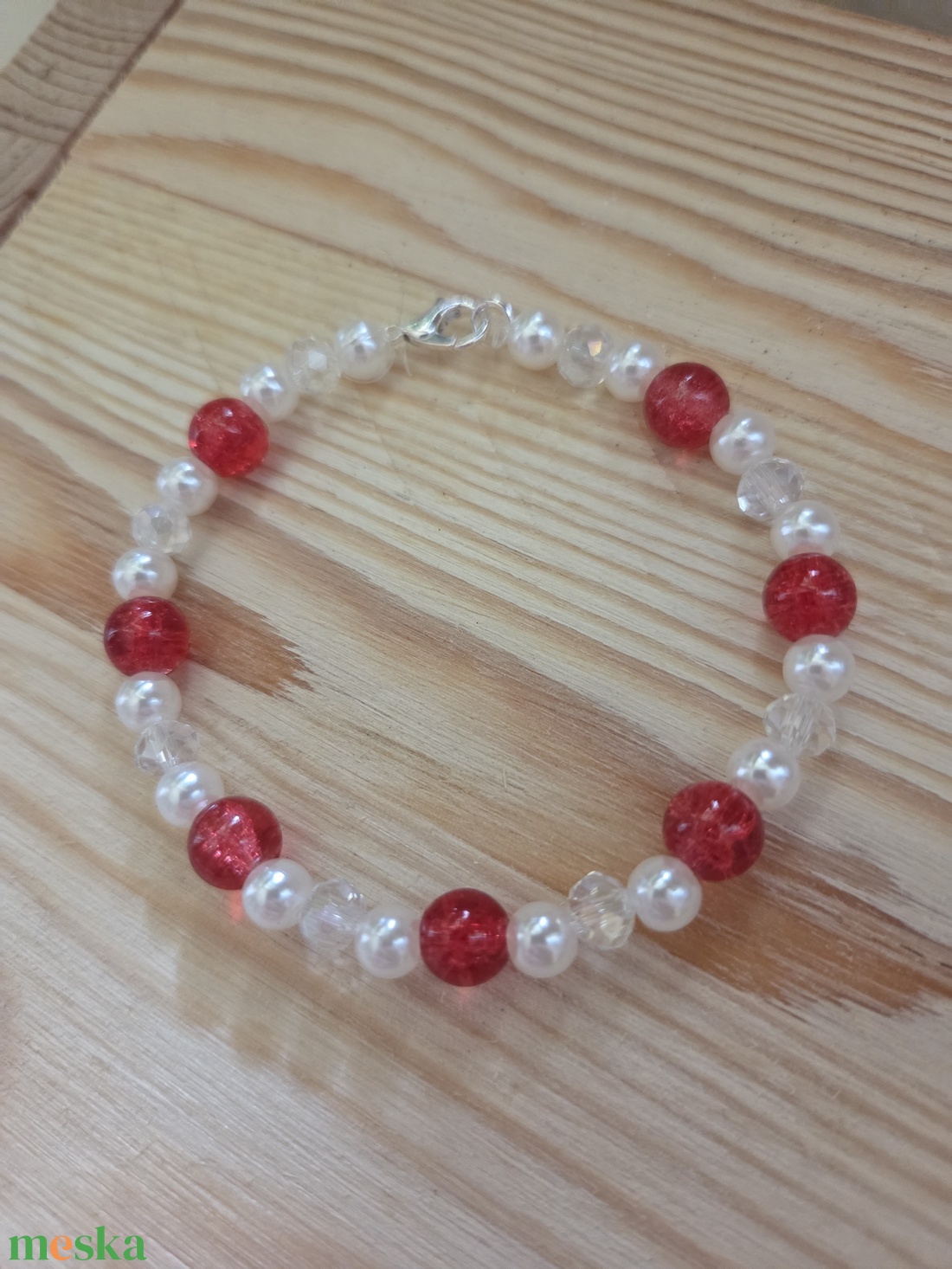 Fehér és piros karkötő  - ékszer - karkötő - gyöngyös karkötő - Meska.hu