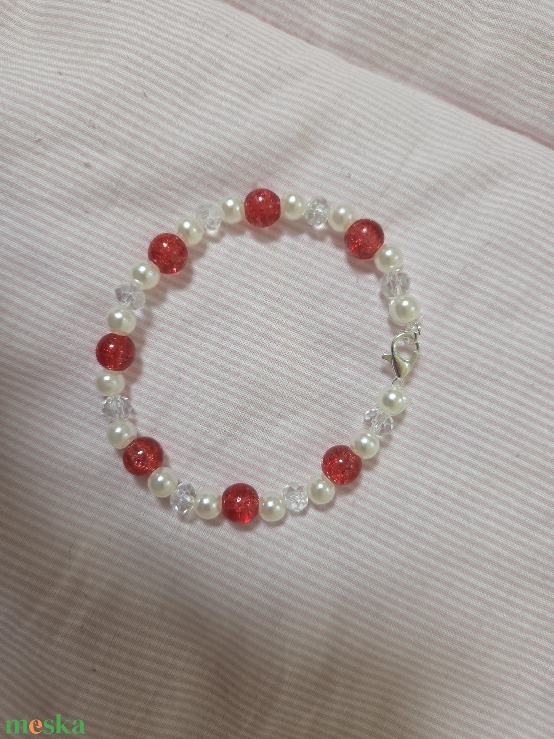 Fehér és piros karkötő  - ékszer - karkötő - gyöngyös karkötő - Meska.hu
