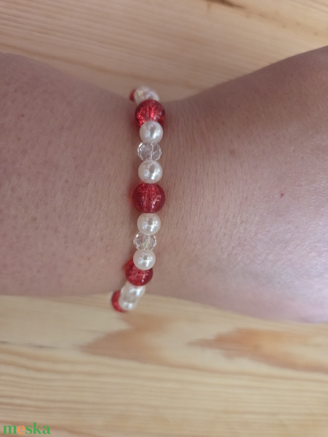 Fehér és piros karkötő  - ékszer - karkötő - gyöngyös karkötő - Meska.hu