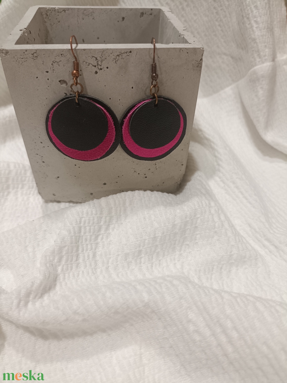 Fekete-pink füli - ékszer - fülbevaló - lógós kerek fülbevaló - Meska.hu Fekete-pink füli - ékszer - fülbevaló - lógós kerek fülbevaló - Meska.hu