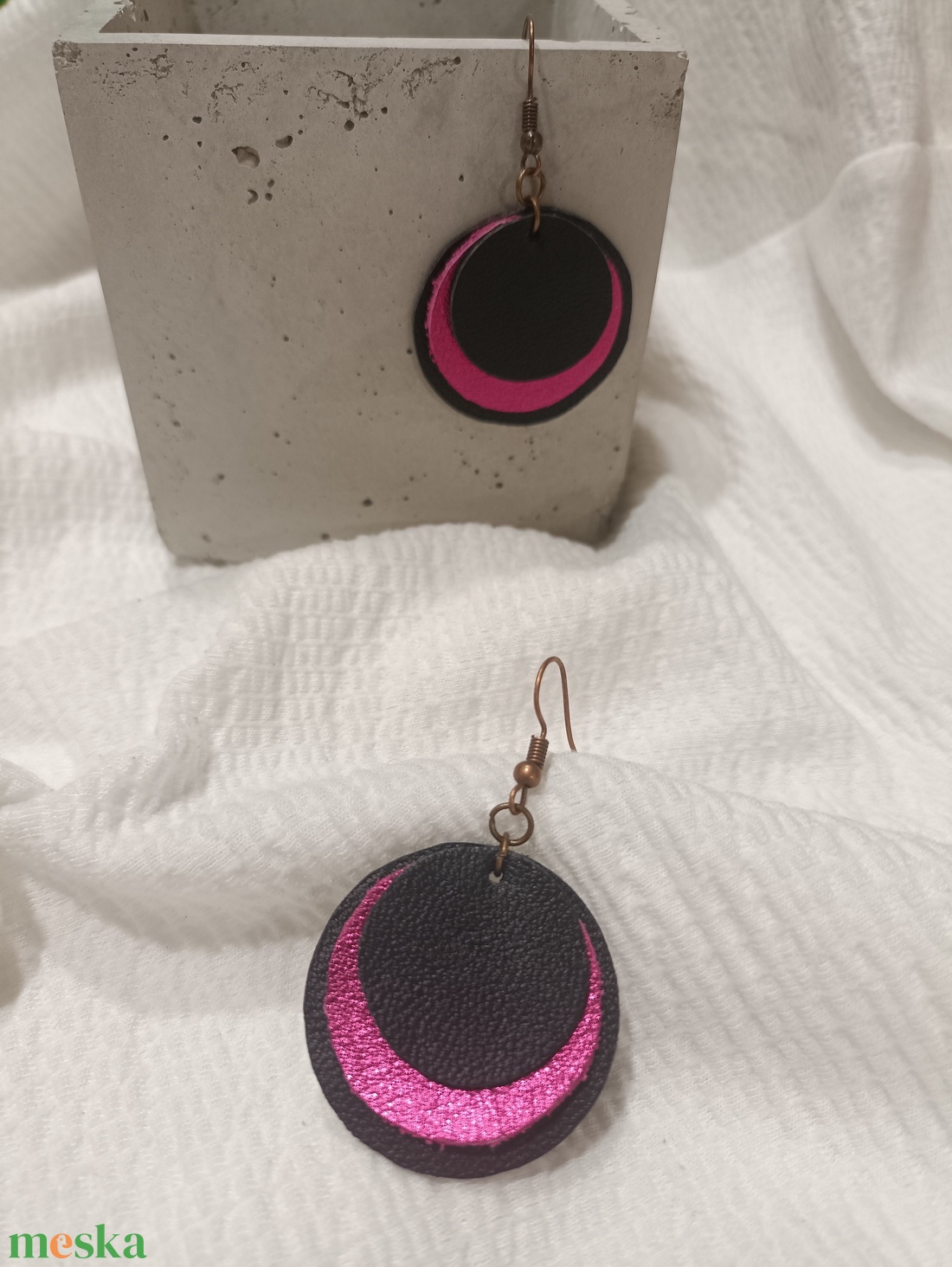Fekete-pink füli - ékszer - fülbevaló - lógós kerek fülbevaló - Meska.hu Fekete-pink füli - ékszer - fülbevaló - lógós kerek fülbevaló - Meska.hu
