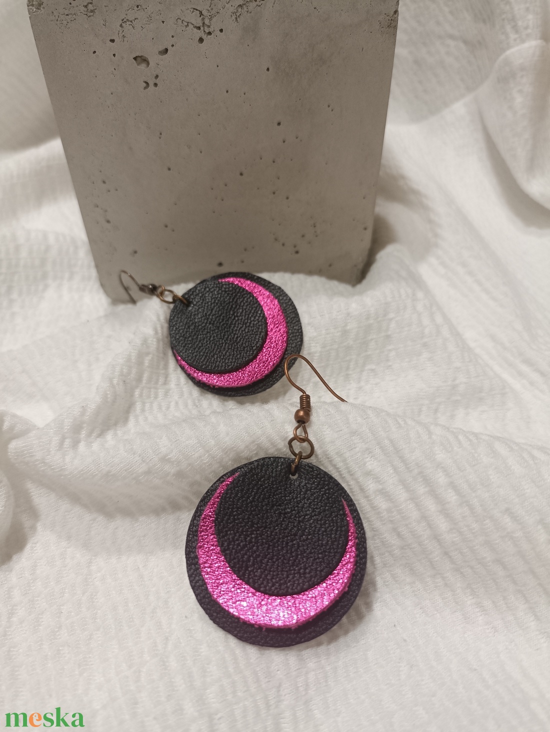 Fekete-pink füli - ékszer - fülbevaló - lógós kerek fülbevaló - Meska.hu Fekete-pink füli - ékszer - fülbevaló - lógós kerek fülbevaló - Meska.hu