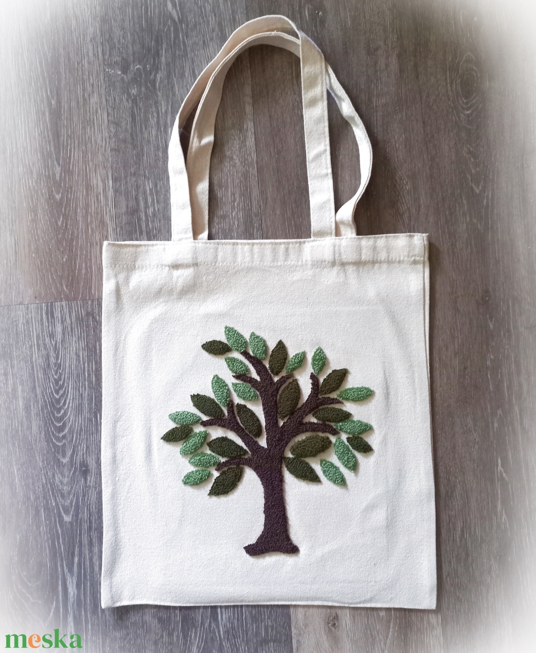 Natúr vászontáska fával díszítve- ha csak leugrasz a boltba, punch needle díszítéssel, közepes méret - táska & tok - bevásárlás & shopper táska - shopper, textiltáska, szatyor - Meska.hu Natúr vászontáska fával díszítve- ha csak leugrasz a boltba, punch needle díszítéssel, közepes méret - táska & tok - bevásárlás & shopper táska - shopper, textiltáska, szatyor - Meska.hu