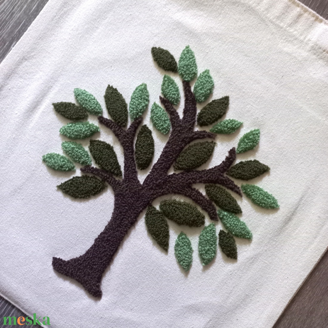 Natúr vászontáska fával díszítve- ha csak leugrasz a boltba, punch needle díszítéssel, közepes méret - táska & tok - bevásárlás & shopper táska - shopper, textiltáska, szatyor - Meska.hu Natúr vászontáska fával díszítve- ha csak leugrasz a boltba, punch needle díszítéssel, közepes méret - táska & tok - bevásárlás & shopper táska - shopper, textiltáska, szatyor - Meska.hu