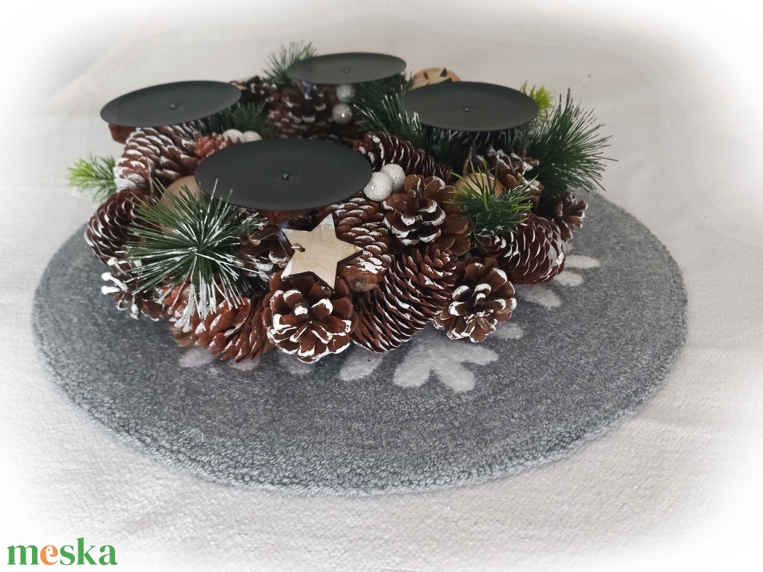 Hópellyel díszített asztali szőnyeg, bútorvédő,  mécsestartó, adventi koszorú alá, karácsonyi dekoráció - karácsony - karácsonyi lakásdekoráció - ünnepi asztaldekoráció - Meska.hu