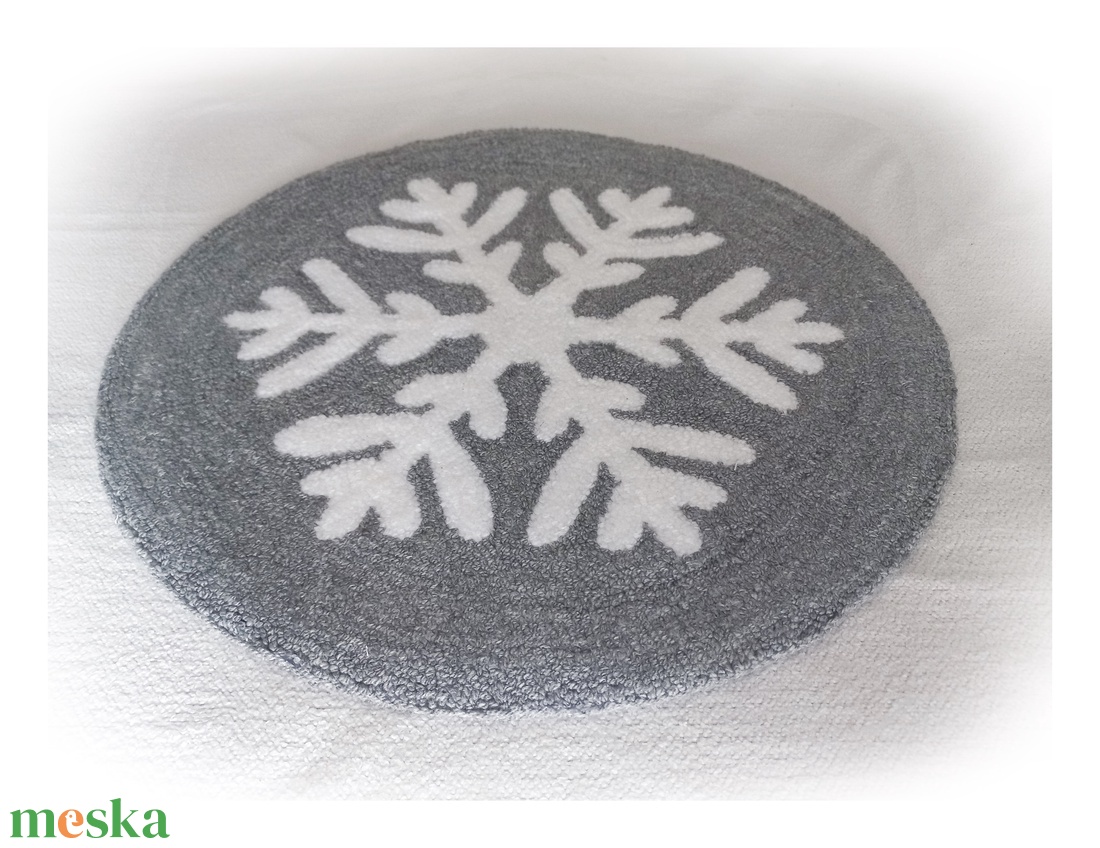 Hópellyel díszített asztali szőnyeg, bútorvédő,  mécsestartó, adventi koszorú alá, karácsonyi dekoráció - karácsony - karácsonyi lakásdekoráció - ünnepi asztaldekoráció - Meska.hu