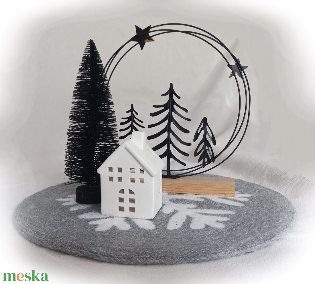 Hópellyel díszített asztali szőnyeg, bútorvédő,  mécsestartó, adventi koszorú alá, karácsonyi dekoráció - karácsony - karácsonyi lakásdekoráció - ünnepi asztaldekoráció - Meska.hu