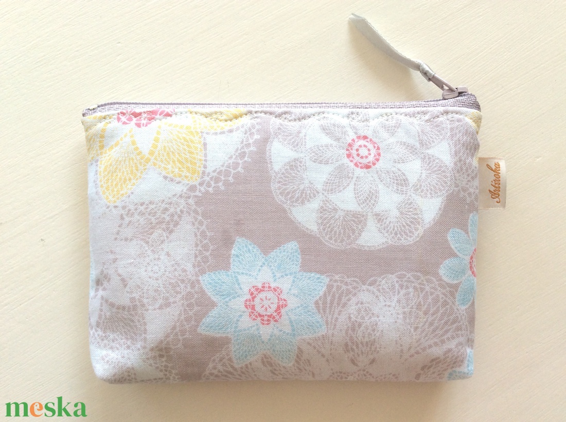 Szürke csipkés, kétrekeszes, pasztell irattartó pénztárca, neszesszer natúr, bézs színben -  - Meska.hu