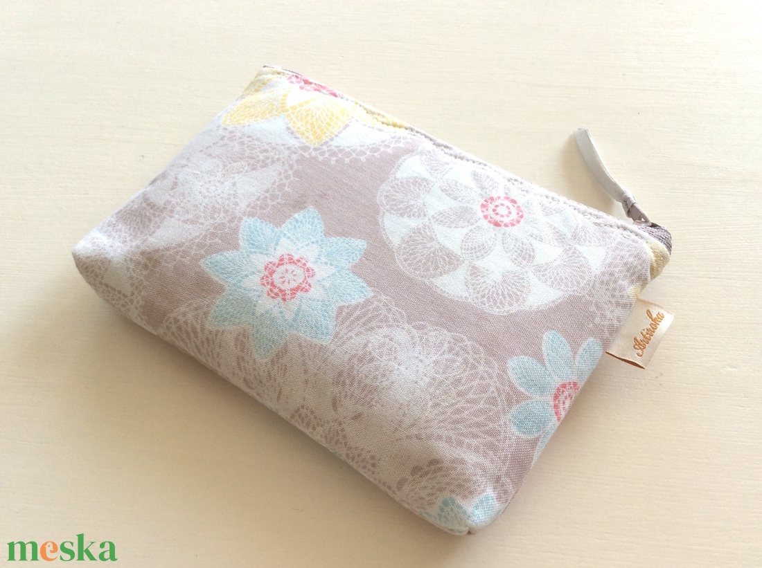 Szürke csipkés, kétrekeszes, pasztell irattartó pénztárca, neszesszer natúr, bézs színben -  - Meska.hu