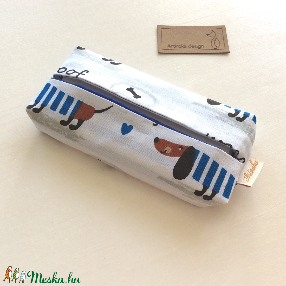 Kék - fehér csíkos ruhás, tacskó mintás bélelt papírzsebkendő tartó - Artiroka design - - Meska.hu Kék - fehér csíkos ruhás, tacskó mintás bélelt papírzsebkendő tartó - Artiroka design - - Meska.hu