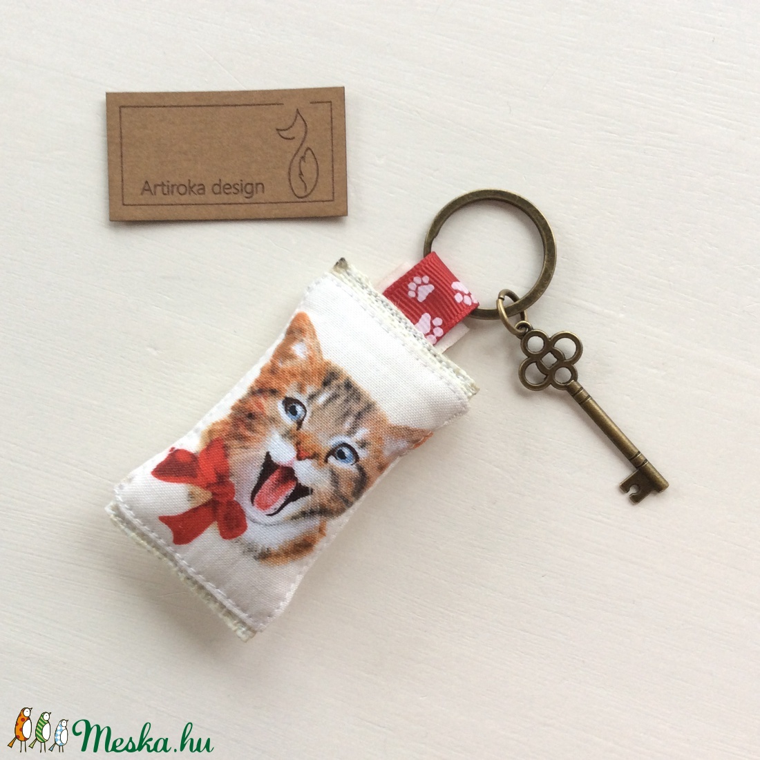 Vidám cica mintás kulcstartó, szív alakú vintage kulcs - Artiroka design - táska & tok - kulcstartó & táskadísz - kulcstartó - Meska.hu Vidám cica mintás kulcstartó, szív alakú vintage kulcs - Artiroka design - táska & tok - kulcstartó & táskadísz - kulcstartó - Meska.hu