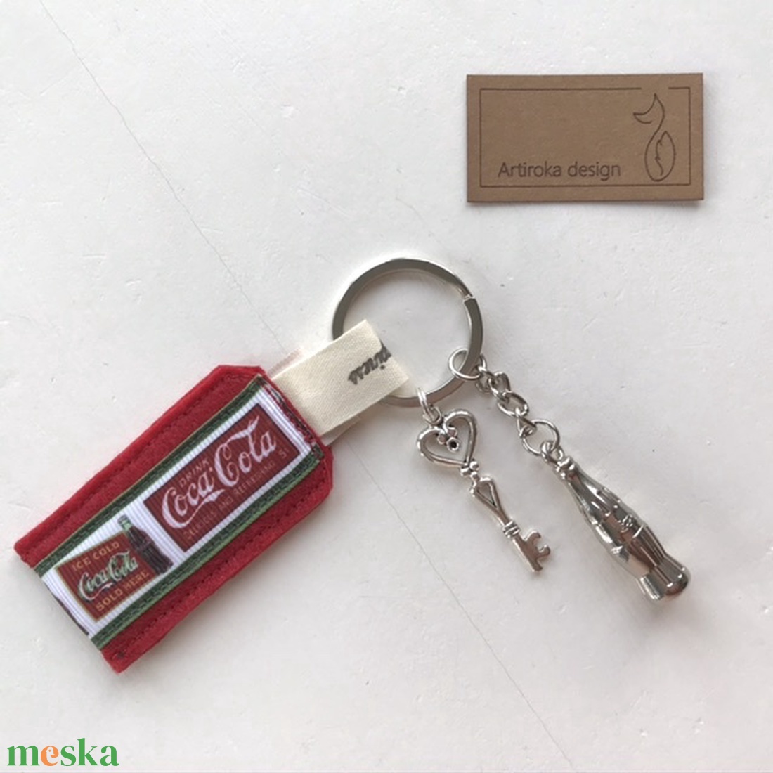 Coca -Cola mintás kulcstartó egy kis vintage kulccsal és Coca Colás üveggel- Artiroka design - - Meska.hu Coca -Cola mintás kulcstartó egy kis vintage kulccsal és Coca Colás üveggel- Artiroka design - - Meska.hu