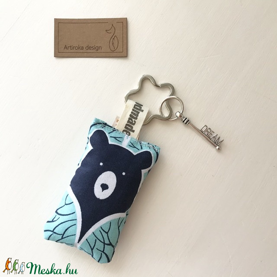 Mackó az erdőben, türkiz színű kulcstartó, virág alakú kulcskarikán + vintage kulcs - Artiroka design - - Meska.hu Mackó az erdőben, türkiz színű kulcstartó, virág alakú kulcskarikán + vintage kulcs - Artiroka design - - Meska.hu