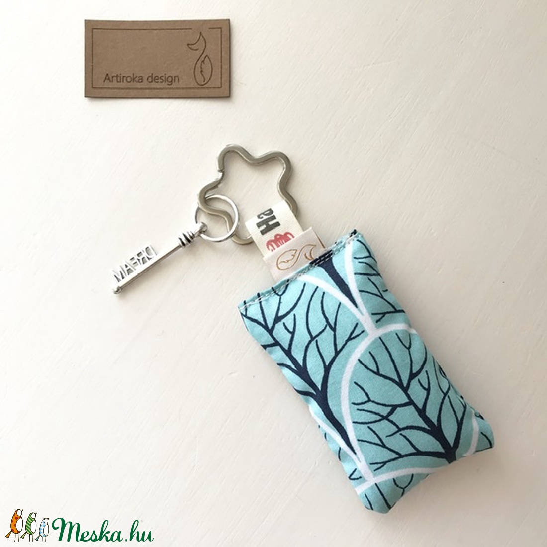 Mackó az erdőben, türkiz színű kulcstartó, virág alakú kulcskarikán + vintage kulcs - Artiroka design - - Meska.hu Mackó az erdőben, türkiz színű kulcstartó, virág alakú kulcskarikán + vintage kulcs - Artiroka design - - Meska.hu