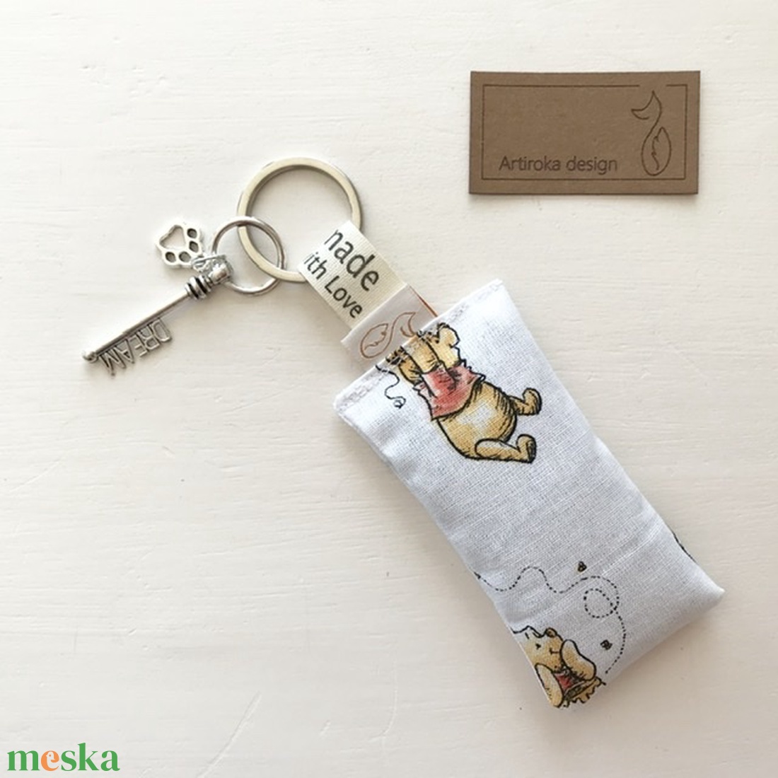 Micimackó mintás kulcstartó, illatos levendulavirággal töltve, vintage kulcs díszítéssel - Artiroka design - otthon & életmód - bútor - Meska.hu Micimackó mintás kulcstartó, illatos levendulavirággal töltve, vintage kulcs díszítéssel - Artiroka design - otthon & életmód - bútor - Meska.hu