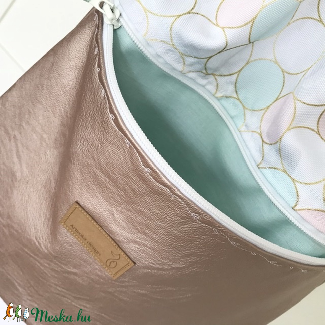 Rosegold - fehér buborékos gymbag hátizsák külső cipzáras zsebbel - edzéshez, úszáshoz - - Meska.hu Rosegold - fehér buborékos gymbag hátizsák külső cipzáras zsebbel - edzéshez, úszáshoz - - Meska.hu