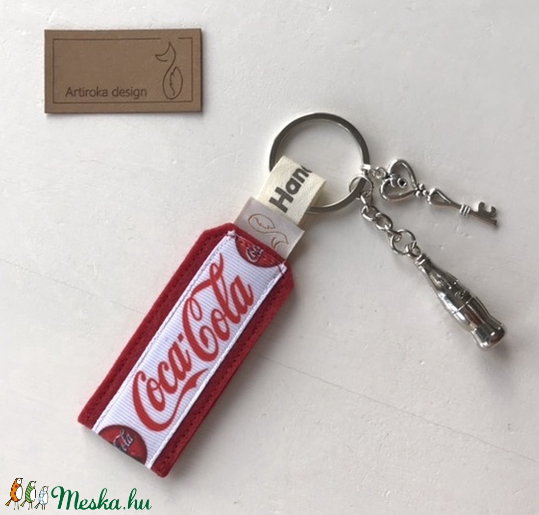 Coca -Cola mintás kulcstartó egy kis vintage kulccsal - Artiroka design - táska & tok - kulcstartó & táskadísz - kulcstartó - Meska.hu