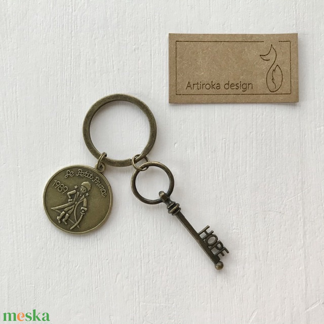 Kis herceg mintás egyedi kulcstartó Vintage kulcs medállal - Artiroka design - ékszer - nyaklánc - medál - Meska.hu Kis herceg mintás egyedi kulcstartó Vintage kulcs medállal - Artiroka design - ékszer - nyaklánc - medál - Meska.hu