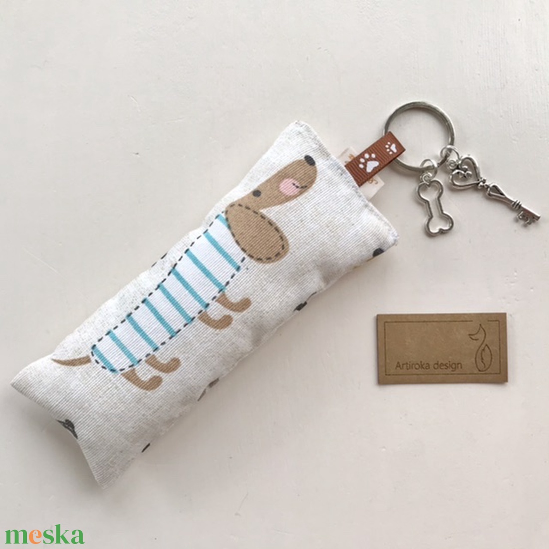 Tacskó kutyás kulcstartó, kis vintage kulccsal és csont medállal  - Artiroka design - táska & tok - kulcstartó & táskadísz - kulcstartó - Meska.hu