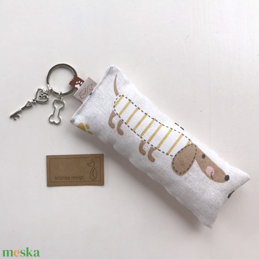 Tacskó kutyás kulcstartó, kis vintage kulccsal és csont medállal  - Artiroka design - táska & tok - kulcstartó & táskadísz - kulcstartó - Meska.hu