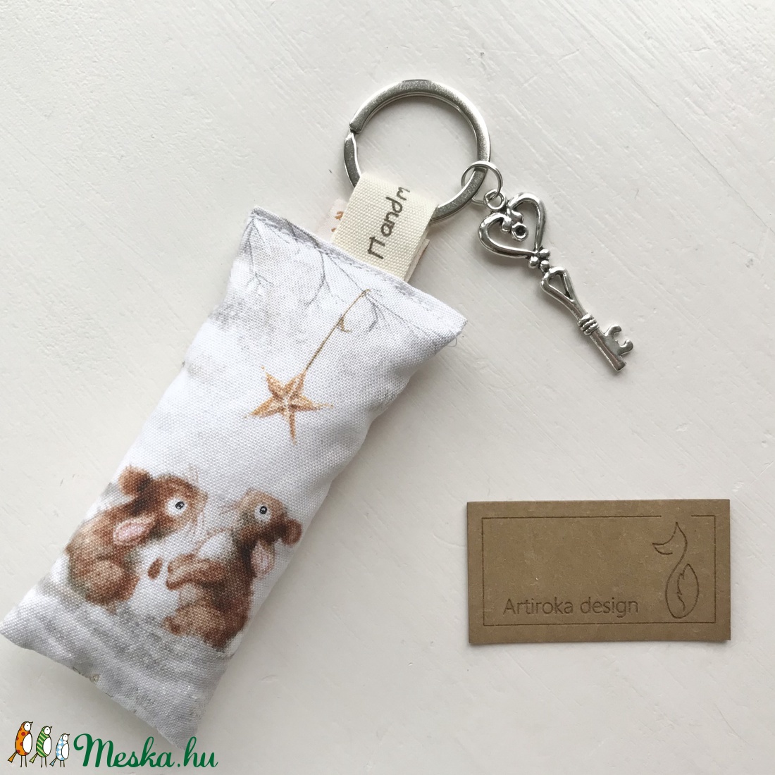 Nyuszi mintás kulcstartó, kis vintage kulccsal   - Artiroka design - táska & tok - kulcstartó & táskadísz - kulcstartó - Meska.hu