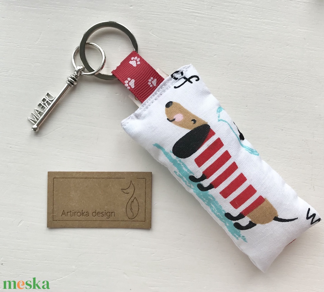 Tacskó kutya piros - fehér csíkos ruhában kulcstartó , álom kulcs díszítéssel - Artiroka design - táska & tok - kulcstartó & táskadísz - kulcstartó - Meska.hu Tacskó kutya piros - fehér csíkos ruhában kulcstartó , álom kulcs díszítéssel - Artiroka design - táska & tok - kulcstartó & táskadísz - kulcstartó - Meska.hu