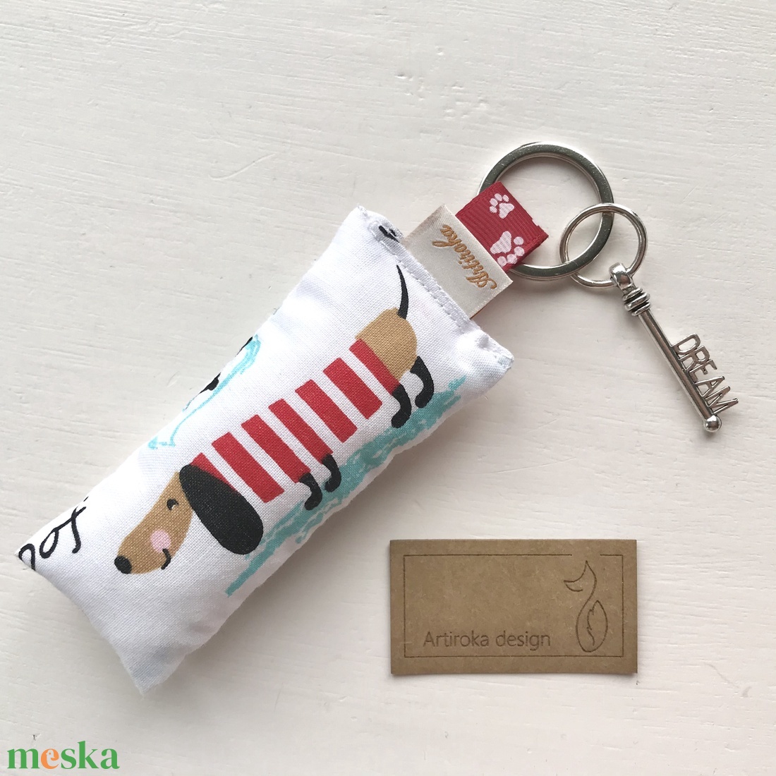 Tacskó kutya piros - fehér csíkos ruhában kulcstartó , álom kulcs díszítéssel - Artiroka design - táska & tok - kulcstartó & táskadísz - kulcstartó - Meska.hu Tacskó kutya piros - fehér csíkos ruhában kulcstartó , álom kulcs díszítéssel - Artiroka design - táska & tok - kulcstartó & táskadísz - kulcstartó - Meska.hu