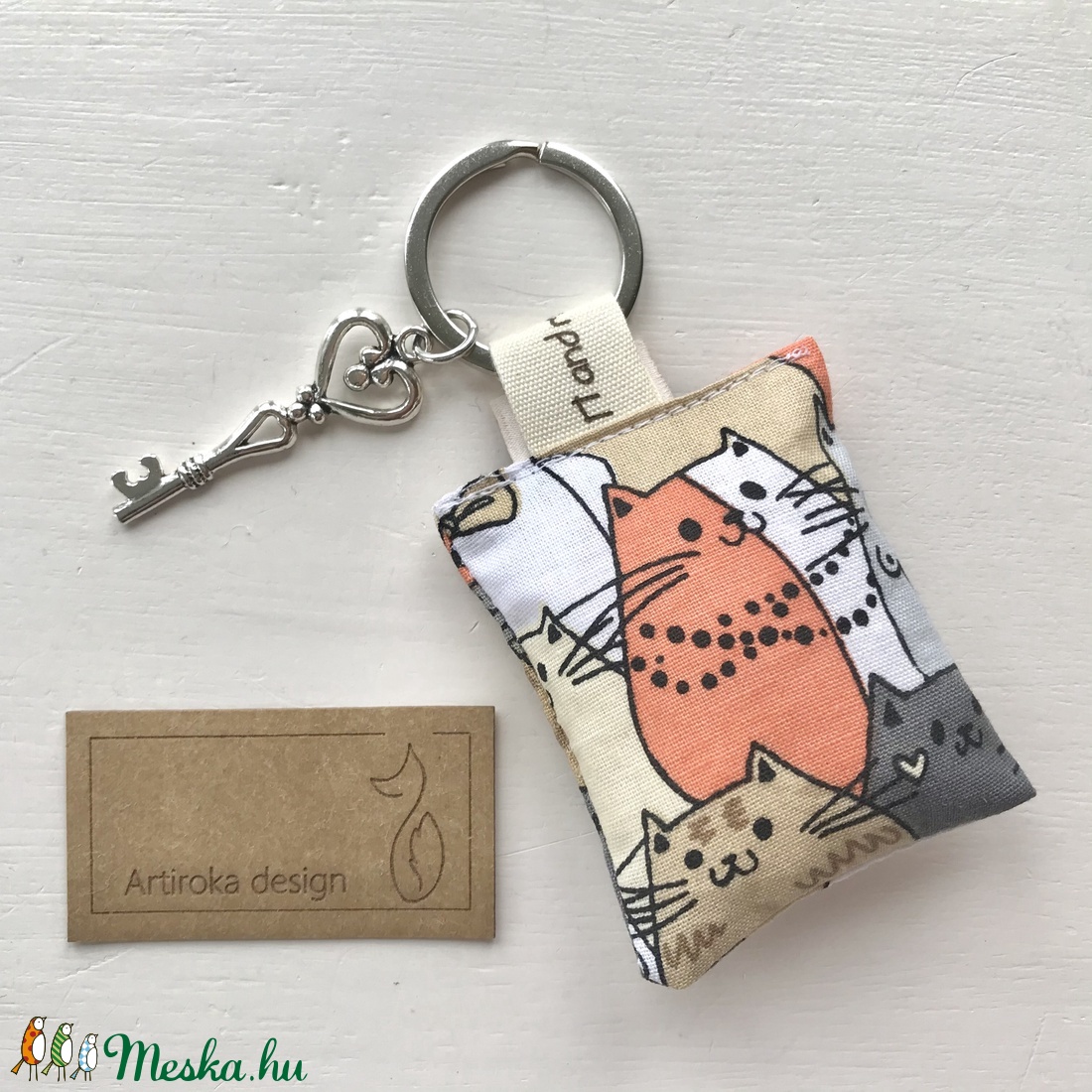 Cica mintás vidám kulcstartó +  vintage kulcs - akár levendulavirággal töltve - Artiroka design - táska & tok - kulcstartó & táskadísz - kulcstartó - Meska.hu