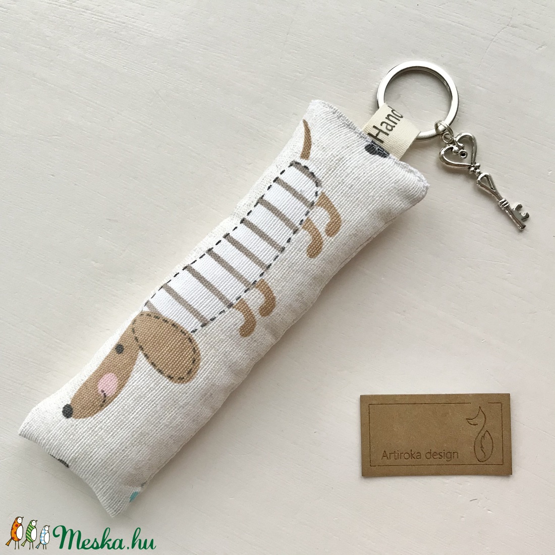 Tacskó kutyás kulcstartó, kis vintage kulccsal  - Artiroka design - táska & tok - kulcstartó & táskadísz - kulcstartó - Meska.hu
