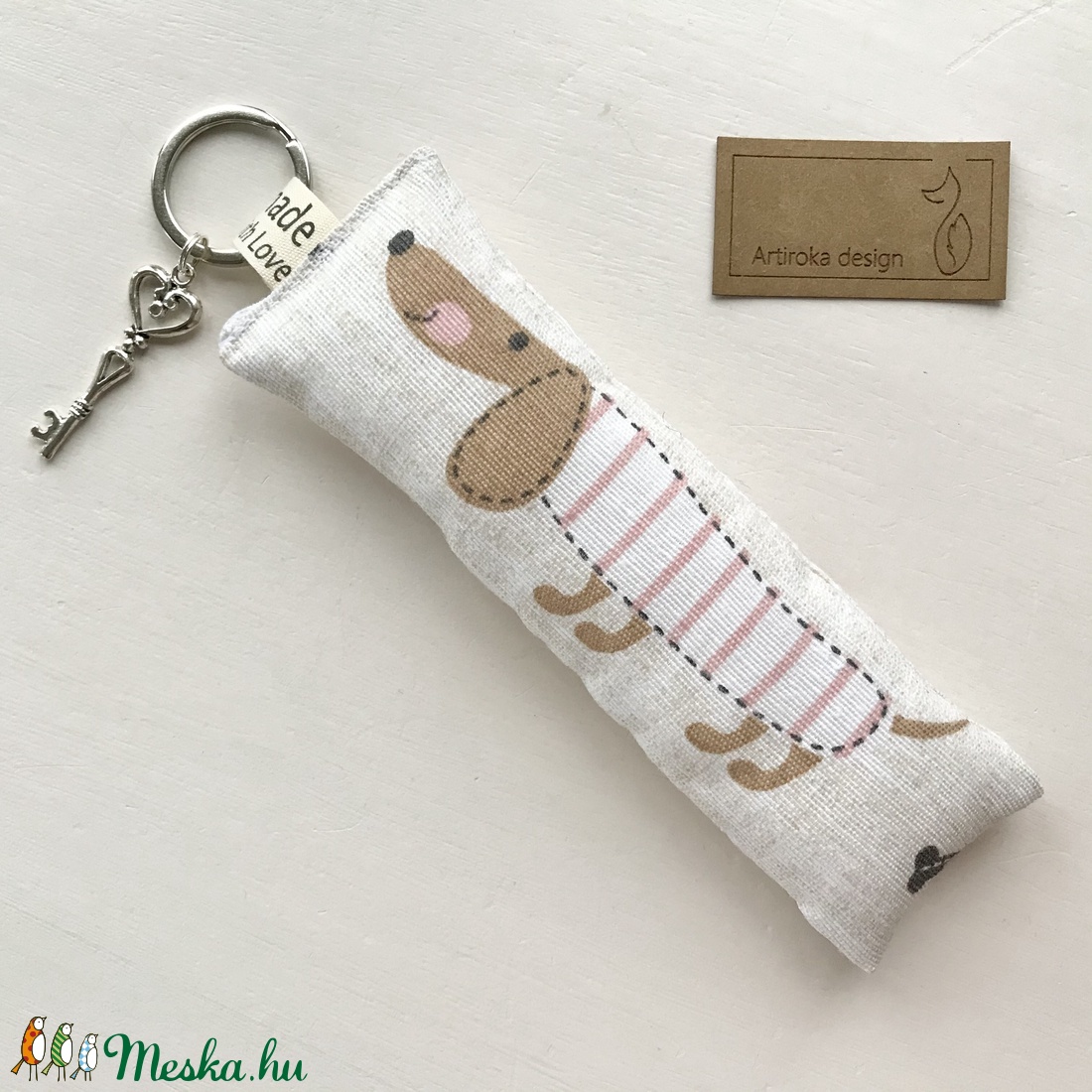 Tacskó kutyás kulcstartó, kis vintage kulccsal  - Artiroka design - táska & tok - kulcstartó & táskadísz - kulcstartó - Meska.hu
