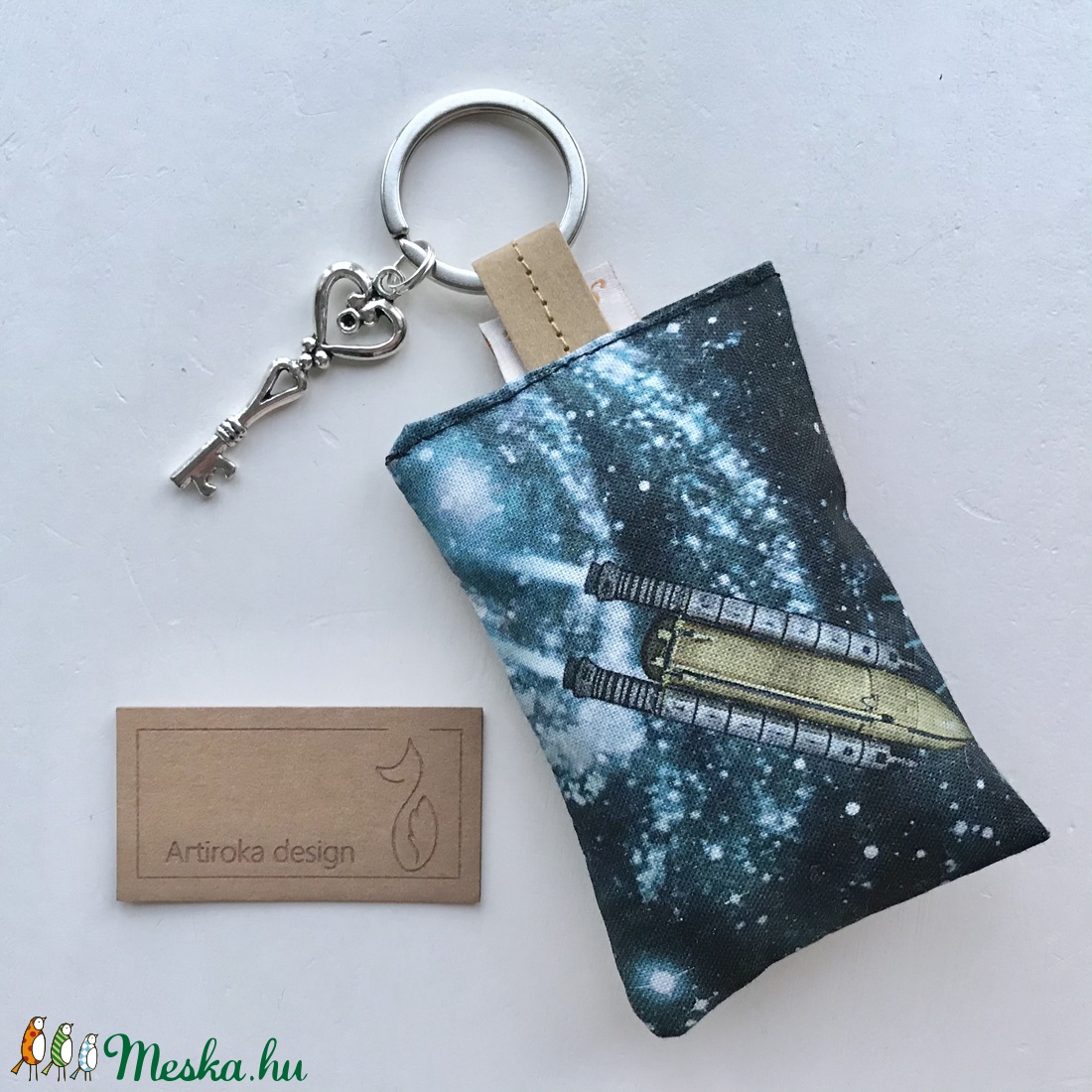 Űrhajó mintás egyedi kulcstartó prémium textilből kis vintage kulcs medállal - Artiroka design - táska & tok - kulcstartó & táskadísz - Meska.hu Űrhajó mintás egyedi kulcstartó prémium textilből kis vintage kulcs medállal - Artiroka design - táska & tok - kulcstartó & táskadísz - Meska.hu