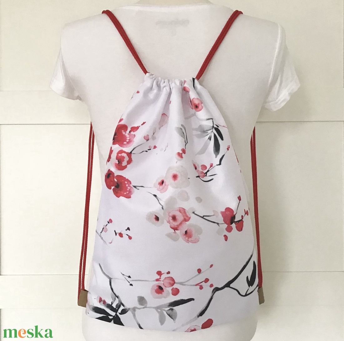 Japán cseresznyefa virágzás -  fehér, piros, fekete színű,  vízlepergetős gymbag hátizsák - Artiroka design -  - Meska.hu