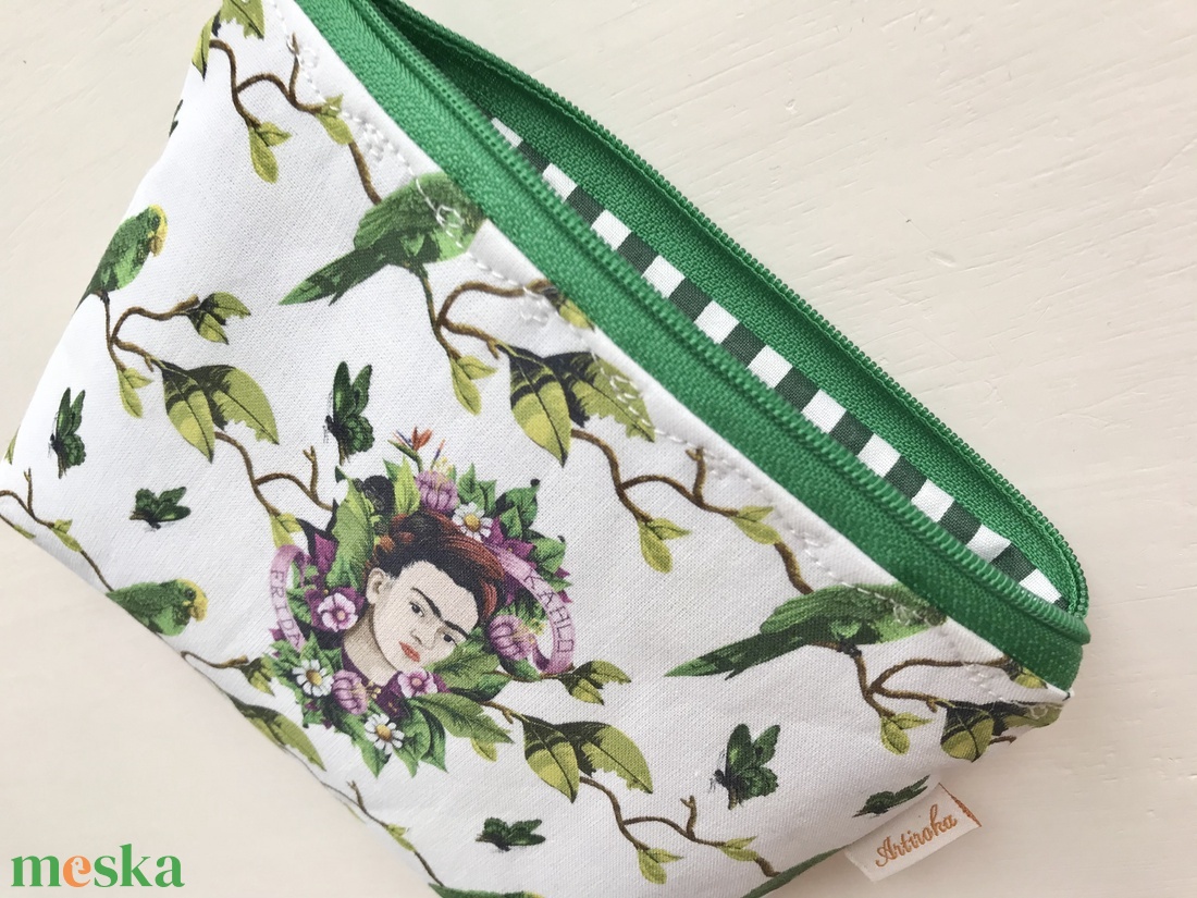 Frida Kahlo mintás irattartó pénztárca - Spanyol papagáj - Artiroka design - táska & tok - pénztárca & más tok - pénztárca - Meska.hu Frida Kahlo mintás irattartó pénztárca - Spanyol papagáj - Artiroka design - táska & tok - pénztárca & más tok - pénztárca - Meska.hu