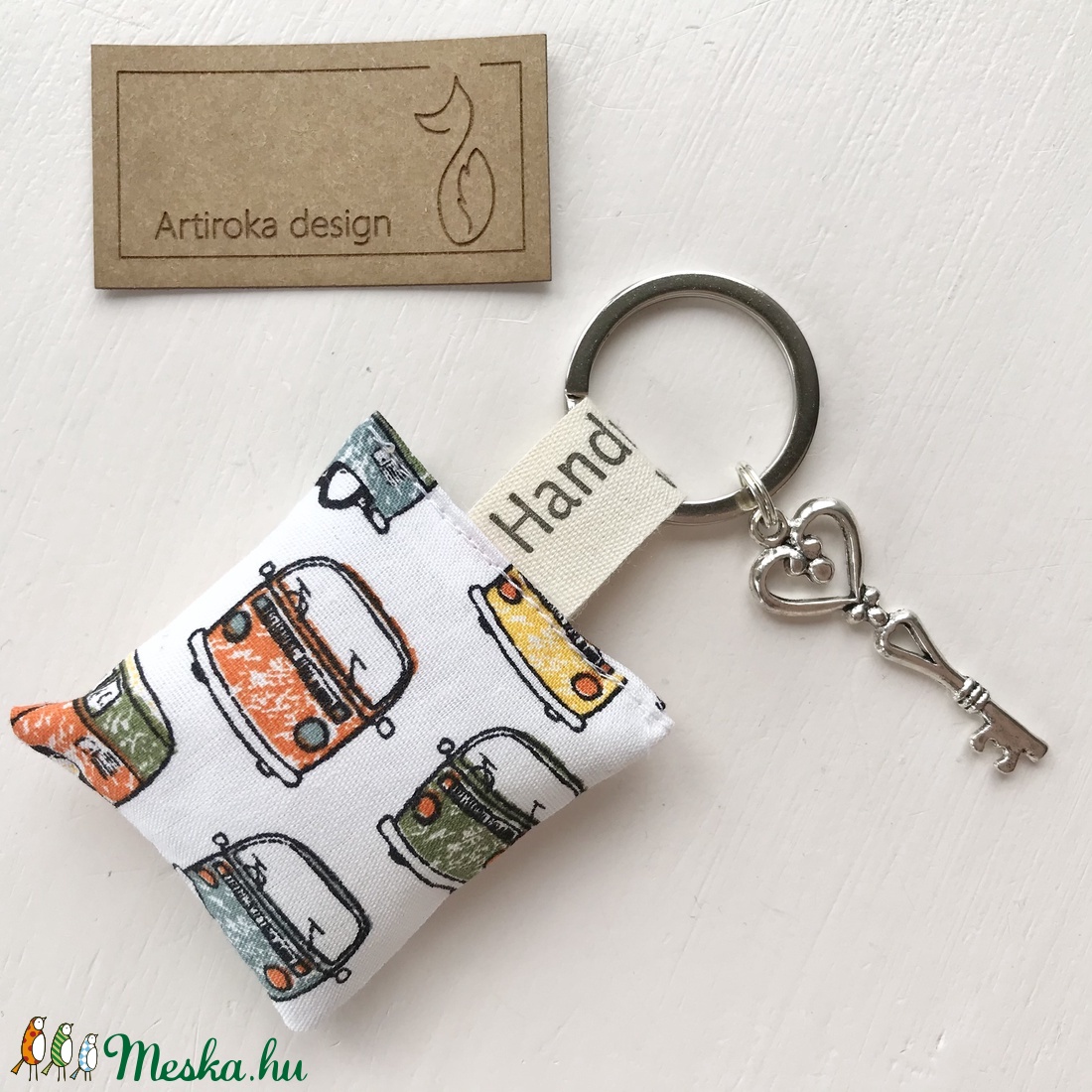 Retro VW autó és busz mintás kulcstartó, vintage kulcs díszítéssel - Artiroka design - táska & tok - kulcstartó & táskadísz - kulcstartó - Meska.hu Retro VW autó és busz mintás kulcstartó, vintage kulcs díszítéssel - Artiroka design - táska & tok - kulcstartó & táskadísz - kulcstartó - Meska.hu