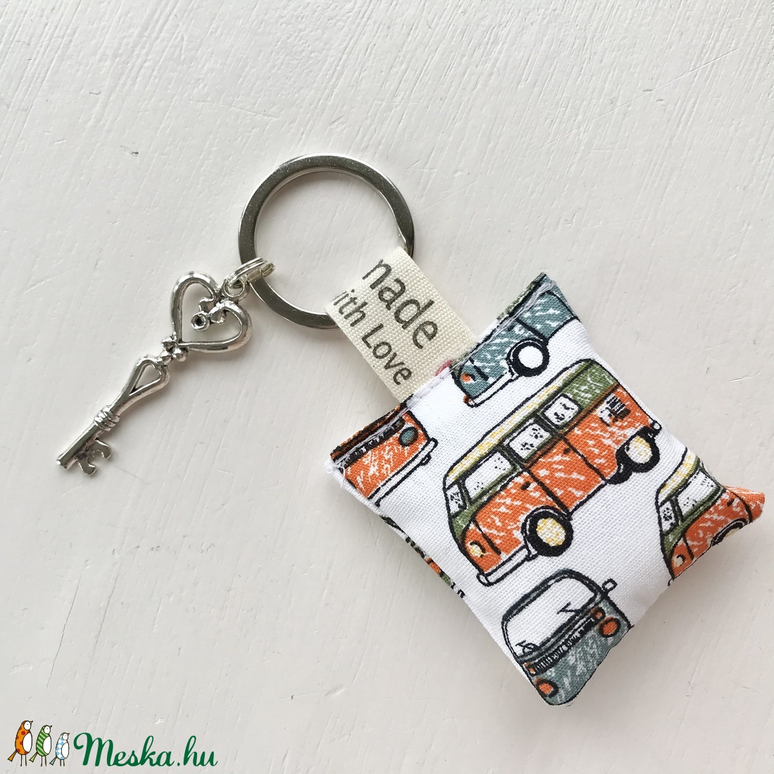 Retro VW autó és busz mintás kulcstartó, vintage kulcs díszítéssel - Artiroka design - táska & tok - kulcstartó & táskadísz - kulcstartó - Meska.hu Retro VW autó és busz mintás kulcstartó, vintage kulcs díszítéssel - Artiroka design - táska & tok - kulcstartó & táskadísz - kulcstartó - Meska.hu