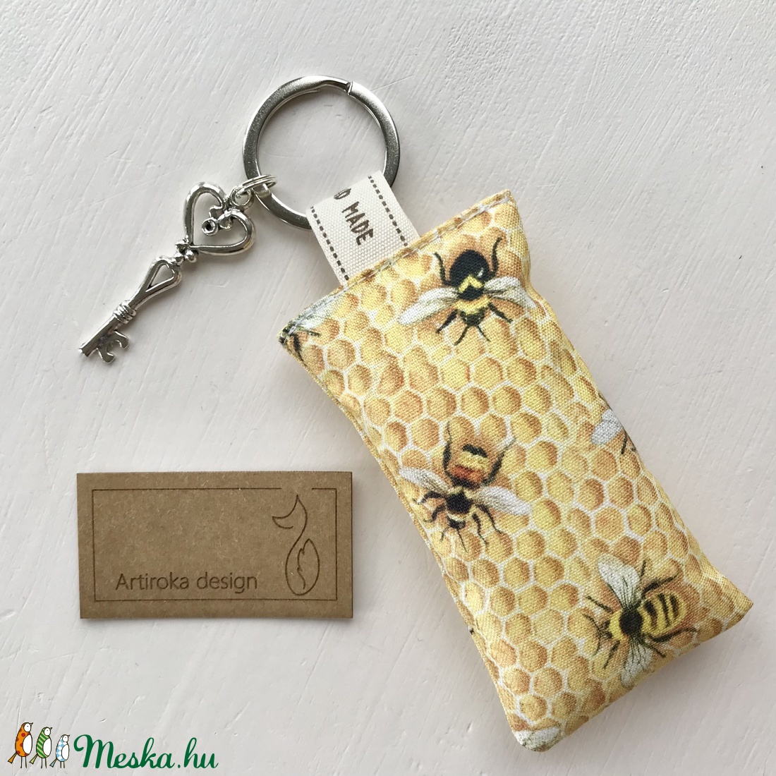 Méhecske, méhkaptár mintás, egyedi kulcstartó, vintage kulcs dísszel - Anyák napja - Artiroka design  - táska & tok - kulcstartó & táskadísz - Meska.hu