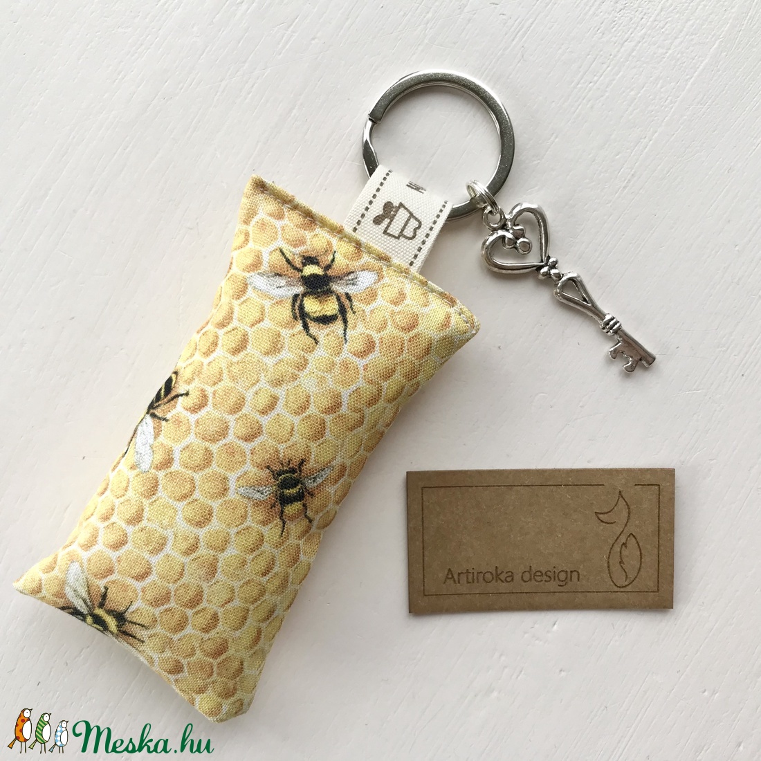 Méhecske, méhkaptár mintás, egyedi kulcstartó, vintage kulcs dísszel - Anyák napja - Artiroka design  - táska & tok - kulcstartó & táskadísz - Meska.hu