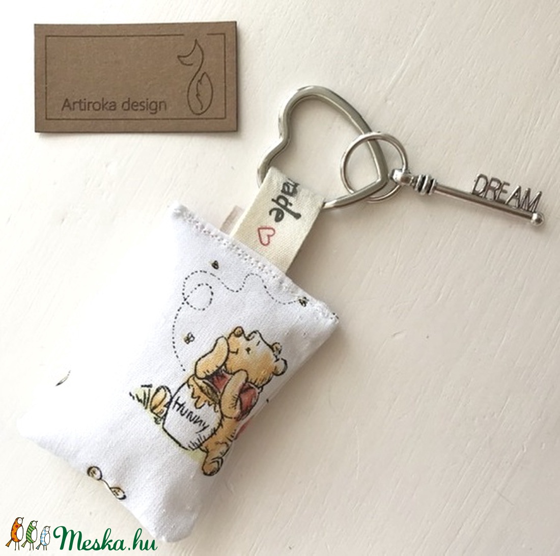 Micimackó mintás kulcstartó, vintage kulcs díszítéssel - Artiroka design - táska & tok - kulcstartó & táskadísz - kulcstartó - Meska.hu Micimackó mintás kulcstartó, vintage kulcs díszítéssel - Artiroka design - táska & tok - kulcstartó & táskadísz - kulcstartó - Meska.hu