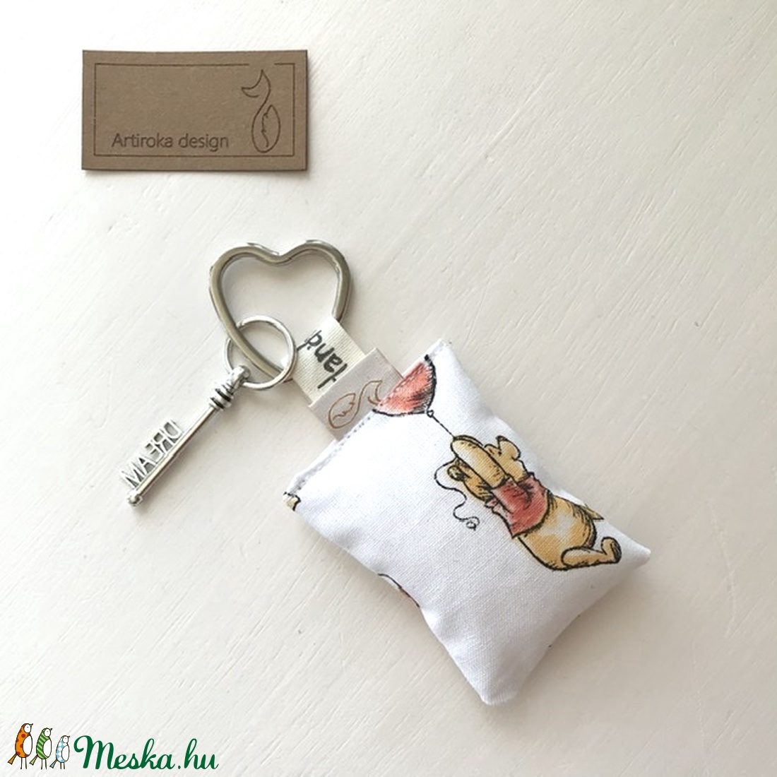 Micimackó mintás kulcstartó, vintage kulcs díszítéssel - Artiroka design - táska & tok - kulcstartó & táskadísz - kulcstartó - Meska.hu Micimackó mintás kulcstartó, vintage kulcs díszítéssel - Artiroka design - táska & tok - kulcstartó & táskadísz - kulcstartó - Meska.hu