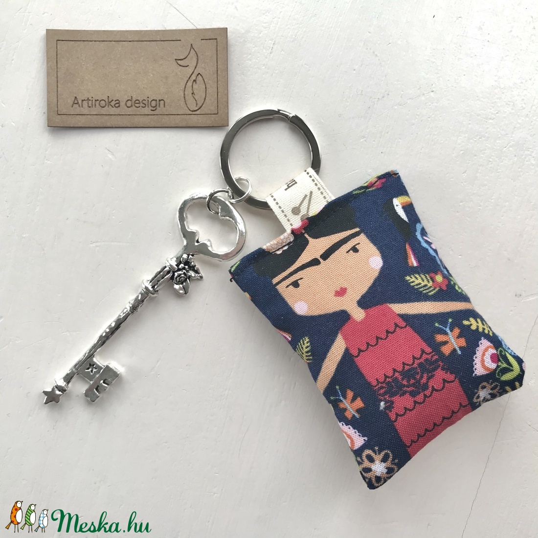Frida Kahlo mintás egyedi kulcstartó, rózsás kulcs medállal - Artiroka design - táska & tok - kulcstartó & táskadísz - kulcstartó - Meska.hu Frida Kahlo mintás egyedi kulcstartó, rózsás kulcs medállal - Artiroka design - táska & tok - kulcstartó & táskadísz - kulcstartó - Meska.hu