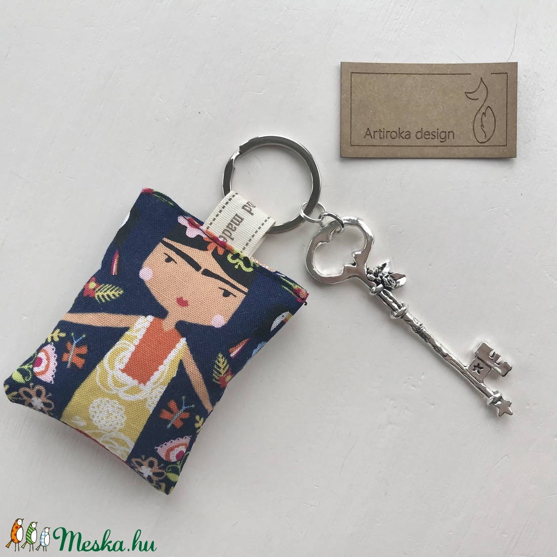 Frida Kahlo mintás egyedi kulcstartó, rózsás kulcs medállal - Artiroka design - táska & tok - kulcstartó & táskadísz - kulcstartó - Meska.hu Frida Kahlo mintás egyedi kulcstartó, rózsás kulcs medállal - Artiroka design - táska & tok - kulcstartó & táskadísz - kulcstartó - Meska.hu