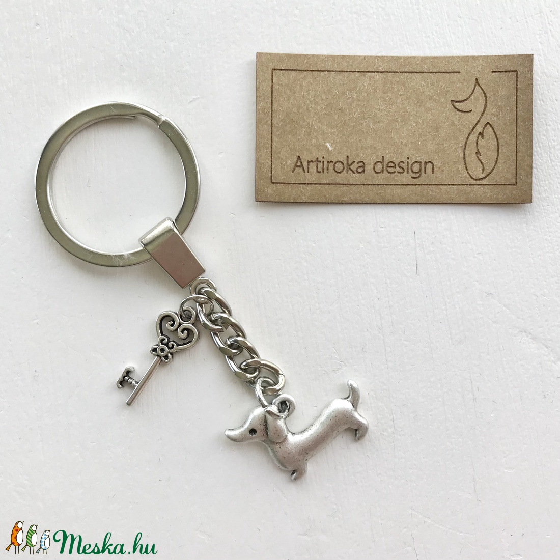 Tacskó kutya -  egyedi fém kulcstartó, kis kulcs medállal  - Artiroka design - táska & tok - kulcstartó & táskadísz - kulcstartó - Meska.hu