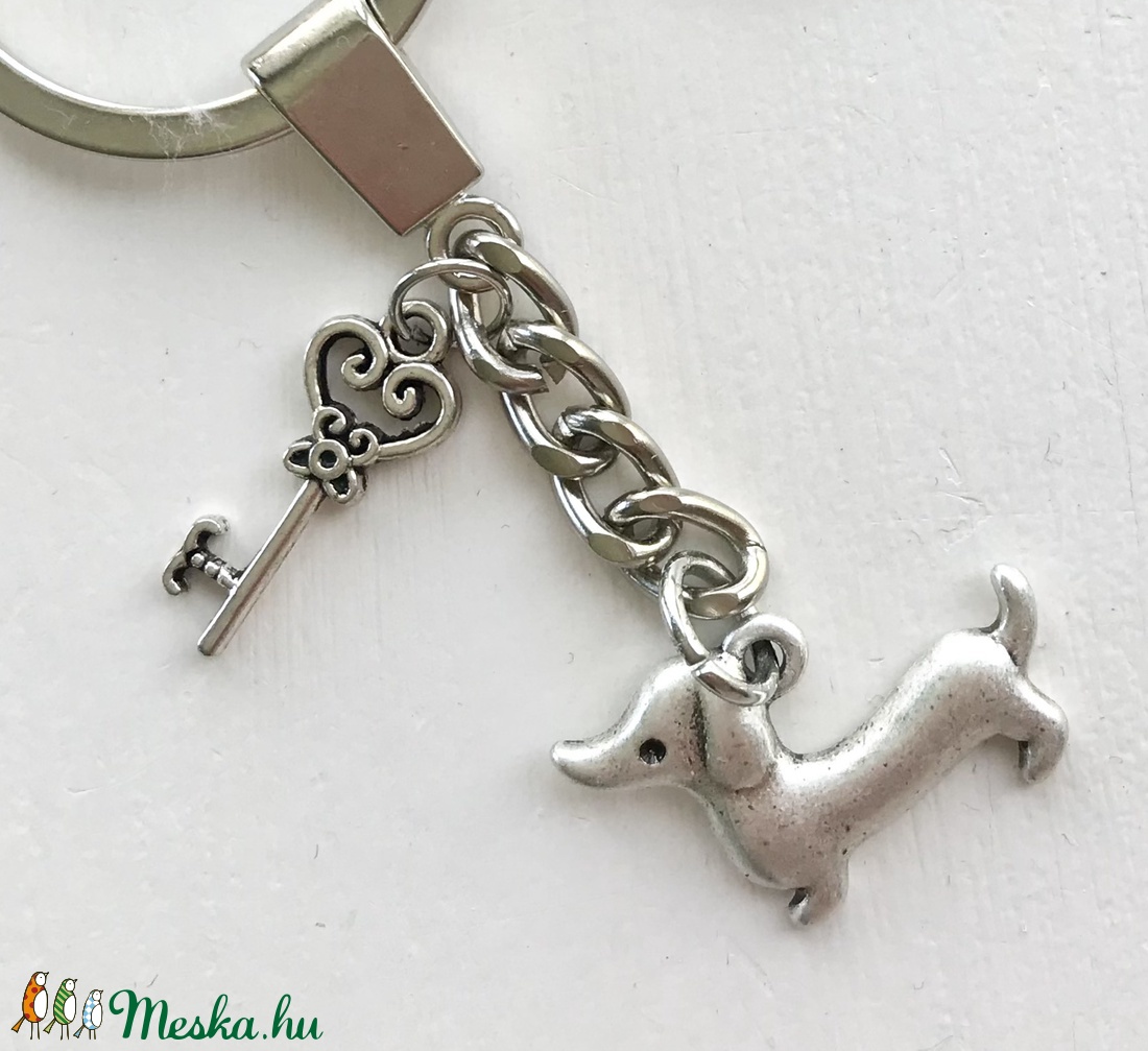 Tacskó kutya -  egyedi fém kulcstartó, kis kulcs medállal  - Artiroka design - táska & tok - kulcstartó & táskadísz - kulcstartó - Meska.hu