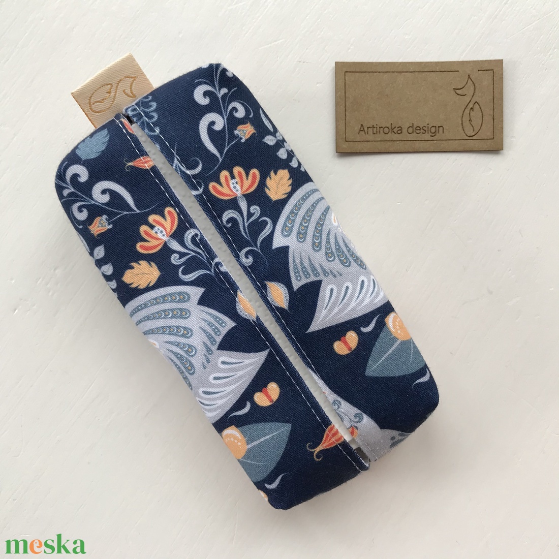 Hattyú mintás sötétkék bélelt papírzsebkendő tartó - Artiroka design - táska & tok - pénztárca & más tok - zsebkendőtartó tok - Meska.hu Hattyú mintás sötétkék bélelt papírzsebkendő tartó - Artiroka design - táska & tok - pénztárca & más tok - zsebkendőtartó tok - Meska.hu