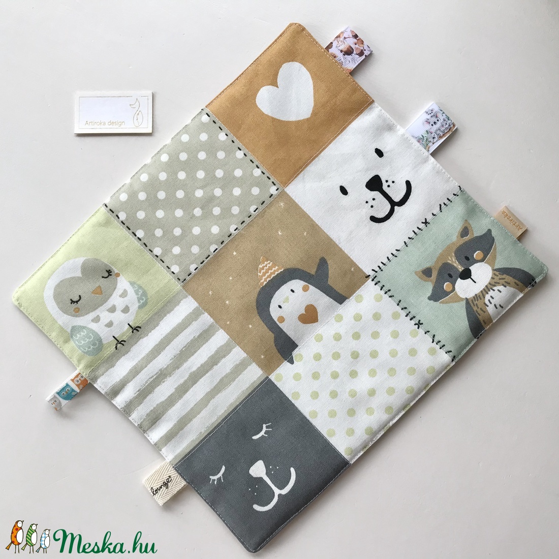 Róka, mackó, mosómedve, hód, pingvin és bagoly mintás címkekendő, készségfejlesztő babajáték - Artiroka design - játék & gyerek - 3 éves kor alattiaknak - alvóka & rongyi - Meska.hu Róka, mackó, mosómedve, hód, pingvin és bagoly mintás címkekendő, készségfejlesztő babajáték - Artiroka design - játék & gyerek - 3 éves kor alattiaknak - alvóka & rongyi - Meska.hu