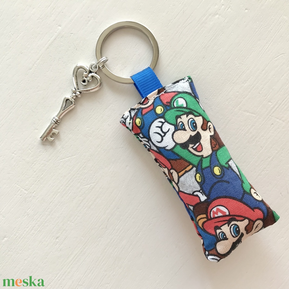 Super Mario és Luigi mintás kulcstartó kis vintage kulccsal - Artiroka design - táska & tok - kulcstartó & táskadísz - kulcstartó - Meska.hu Super Mario és Luigi mintás kulcstartó kis vintage kulccsal - Artiroka design - táska & tok - kulcstartó & táskadísz - kulcstartó - Meska.hu