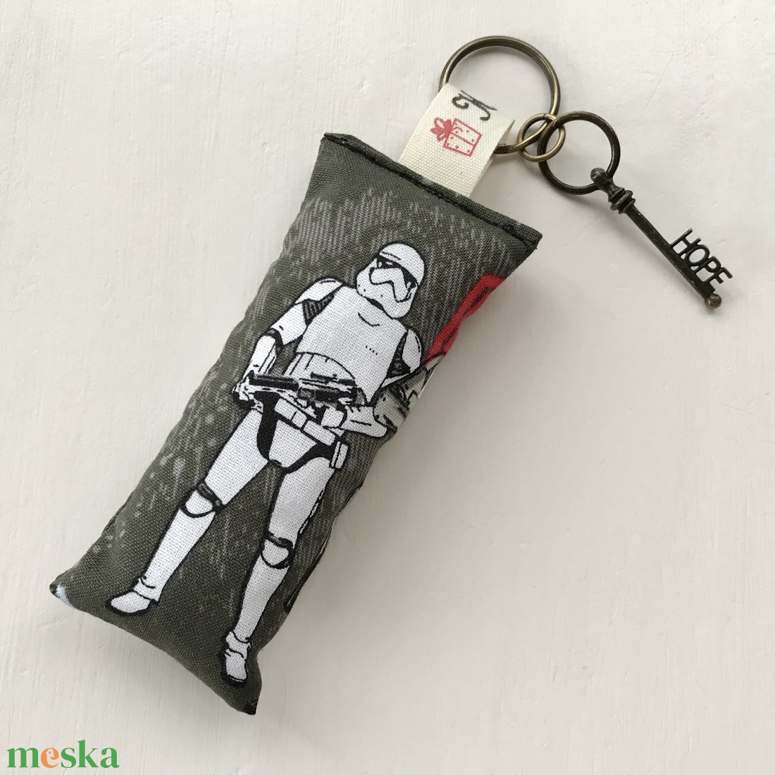 Star Wars mintás kulcstartó, egy vintage kulcs medállal - Artiroka design - táska & tok - kulcstartó & táskadísz - kulcstartó - Meska.hu Star Wars mintás kulcstartó, egy vintage kulcs medállal - Artiroka design - táska & tok - kulcstartó & táskadísz - kulcstartó - Meska.hu