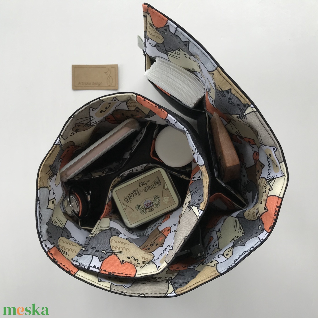 Fekete alapon cica mintás táskarendező, táska rendszerező - Artiroka design - táska & tok - kézitáska & válltáska - belső rendező - Meska.hu Fekete alapon cica mintás táskarendező, táska rendszerező - Artiroka design - táska & tok - kézitáska & válltáska - belső rendező - Meska.hu