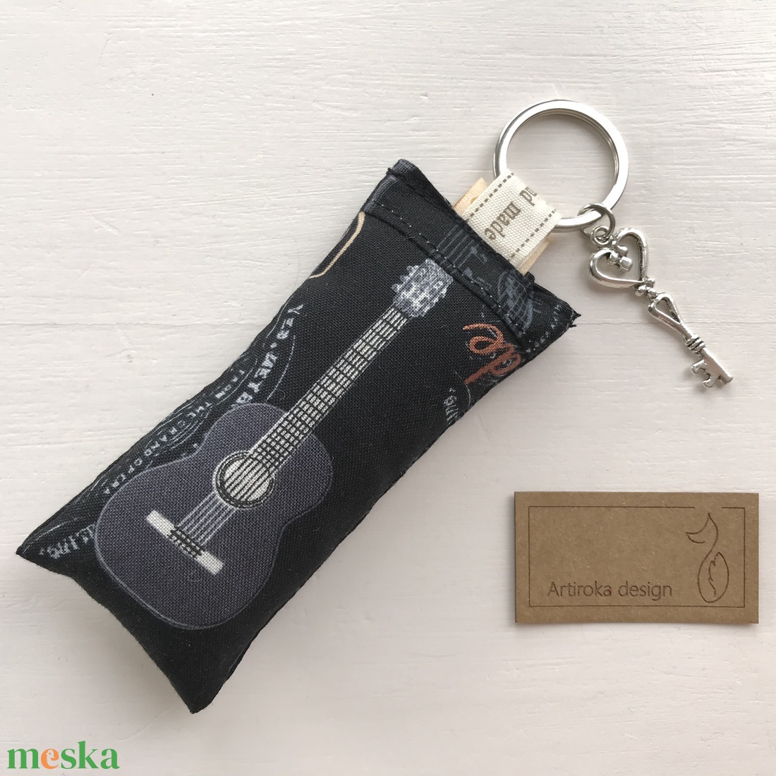 Gitár mintás egyedi kulcstartó - Artiroka design - táska & tok - kulcstartó & táskadísz - kulcstartó - Meska.hu Gitár mintás egyedi kulcstartó - Artiroka design - táska & tok - kulcstartó & táskadísz - kulcstartó - Meska.hu